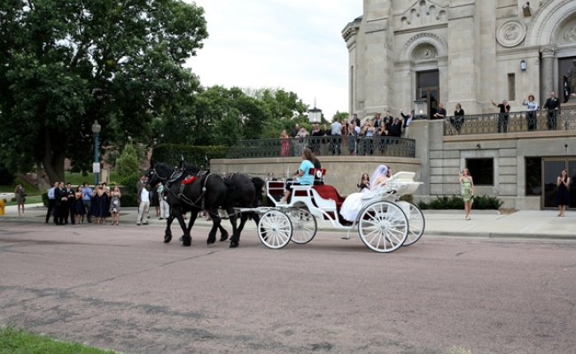 Louer une calèche à cheval pour son mariage : la bonne idée !